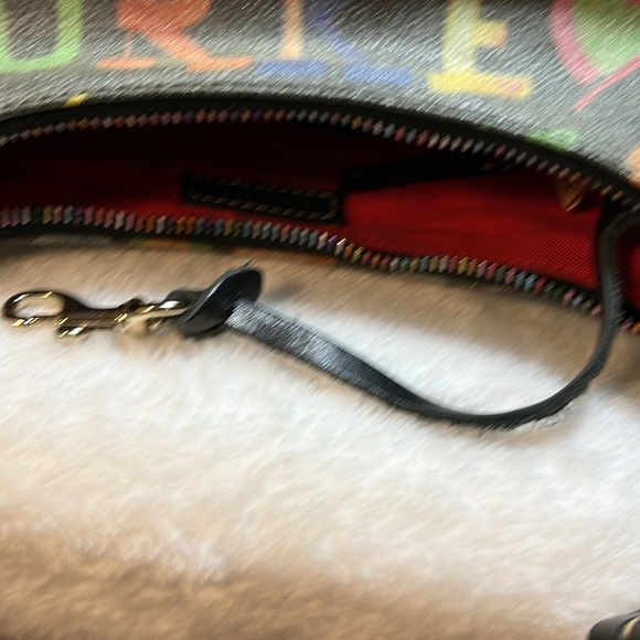 Bag Dooney and Bourke Multicolor fabric outside, red fabric inside keyring NWOT - Picture 7 of 9